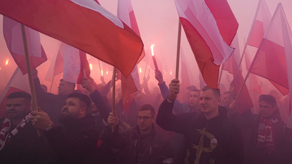 Nacionalisté vyrazili do ulic Varšavy. Pálili fotky Tuska i vlajky EU a Německa